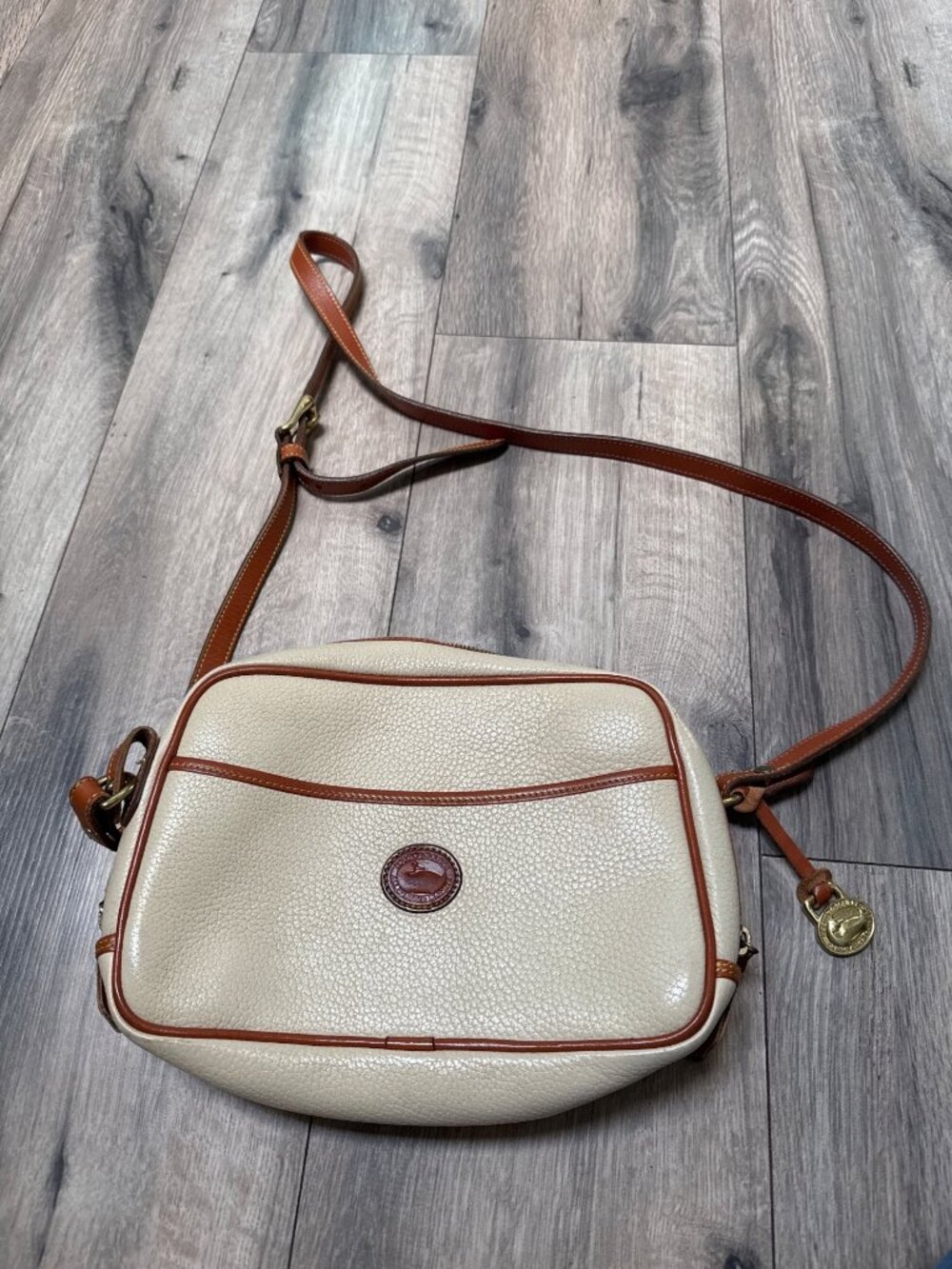 Dooney & Bourke 1995 (AWL) "Large Kilty" R217 BO Camera Zip-Top Crossbody Bag Iv